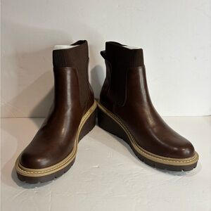 Platform brown Chelsea boots